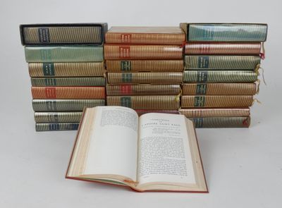 plusieurs livres empilés sur une table