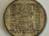 gros plan d'une pièce de monnaie sur une table à fond blanc