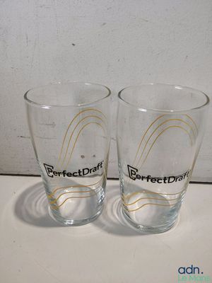 deux verres posés sur une table