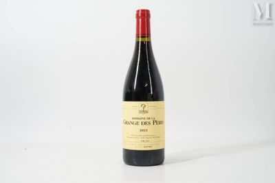 une bouteille de vin posée sur une table