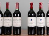 six bouteilles de vin rouge sont alignées sur une table