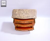 Boîte à bijoux en forme de commode de style Louis XV (photo 4)