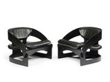 paire de fauteuils de salon en cuir noir aux pieds incurvés