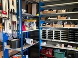 un garage où les étagères regorgent d'outils et de matériel