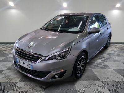 la voiture argentée est garée dans le garage sur le sol en damier