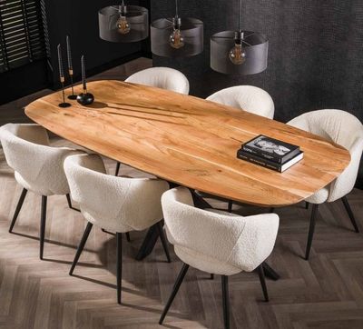 une table en bois entourée de chaises dans une pièce