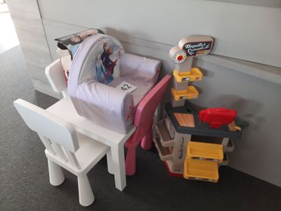 Table basse en mélaminé blanc 3 chaises enfant en PVC blanc … - Photo 1