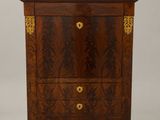 une armoire en bois à deux tiroirs et deux portes