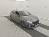 la photo d'une voiture dans un garage au sol en damier