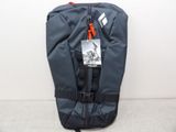 un sac à dos muni d'une étiquette, posé par terre