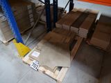 de nombreux cartons qui se trouvent sur les palettes dans l'entrepôt