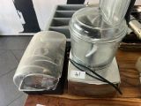 un mixeur posé sur une table en bois, à côté d'un autre mixeur