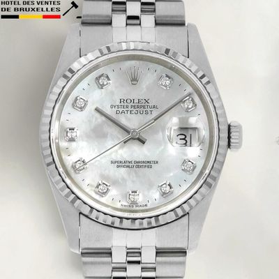 un gros plan d'une montre au cadran serti de diamants, montée sur un bracelet