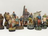 de nombreuses figurines de personnes qui se tiennent ensemble