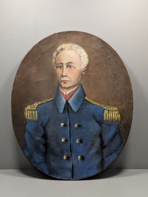 portrait d'un homme en uniforme bleu dans une pièce blanche