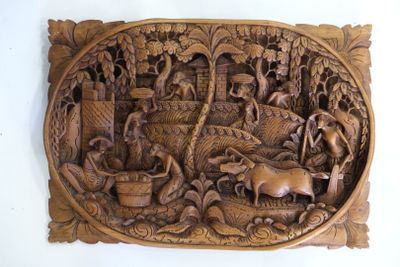 une plaque en bois représentant une scène de vie à la ferme