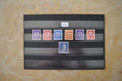 une photo d'une photo d'un mur avec des timbres dessus