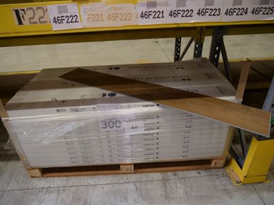 une caisse en bois posée sur une palette dans un entrepôt