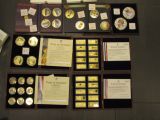 de nombreuses pièces d'or exposées dans une vitrine
