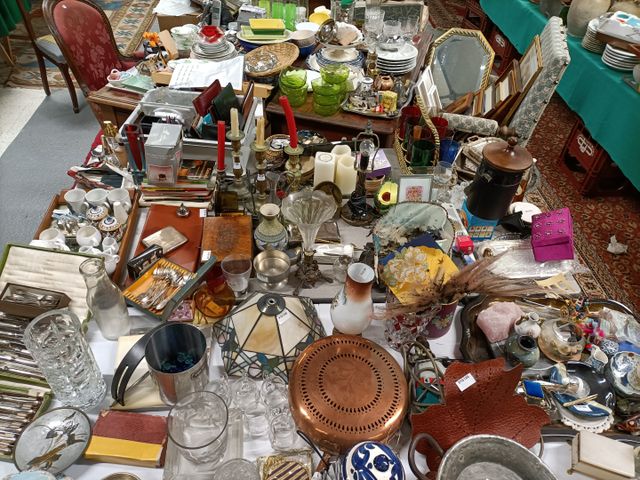 Important lot de vaisselle, verrerie, bibelots, chandeliers, vase