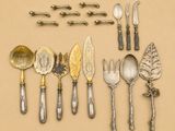 plusieurs types d'argenterie sur la table