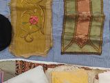 de nombreux vêtements de toutes sortes étalés par terre