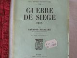 un livre posé sur une table recouverte d'une nappe rouge