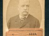 une vieille photo d'un homme en costume et nœud papillon