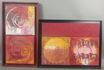 deux tableaux encadrés, de couleurs et de motifs différents, accrochés au mur