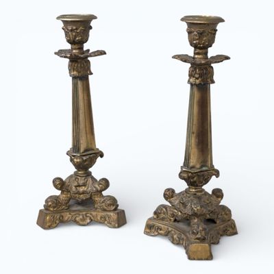 Paire de FLAMBEAUX en bronze, le fût reposant sur un pièteme…