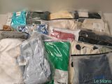 de nombreux sacs de vêtements posés sur une étagère