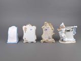 trois figurines miniatures de formes et de tailles différentes posées sur une surface grise