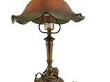 une lampe posée sur une table