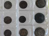 beaucoup de vieilles pièces de monnaie dans une vitrine