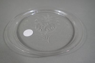 Plateau de service à liqueur en cristal à décor gravé d'une …