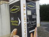 un distributeur automatique au bord de la rue