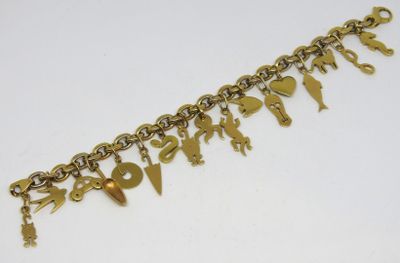Gros plan sur un bracelet en or orné de breloques