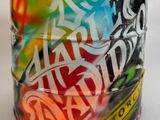 un gros plan sur un conteneur recouvert de graffitis