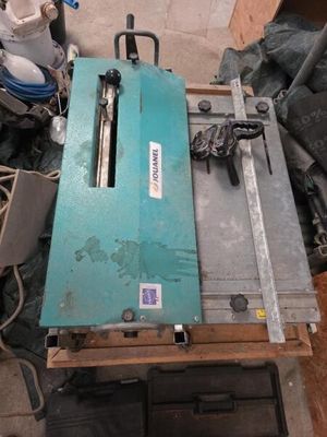 une machine posée sur une table