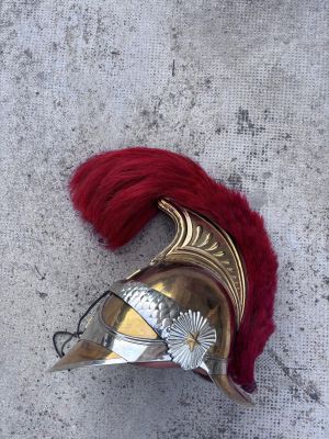 un casque argenté surmonté d'une crête rouge