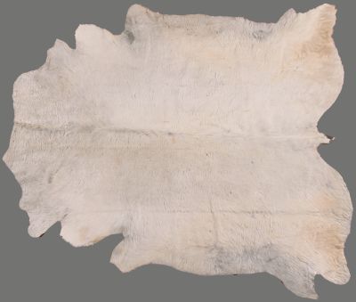 un tapis en peau de mouton blanche sur fond gris