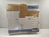une pile de cartons emballés dans du plastique posée sur une table