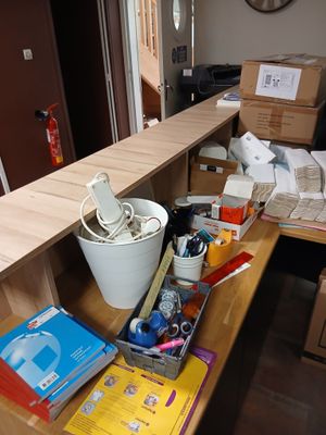 un bureau sur lequel sont posés plusieurs objets