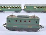 trois trains verts sur une surface blanche, avec un fond blanc