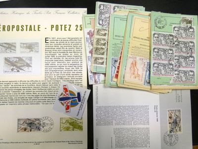 beaucoup de timbres et un livre posés sur une table
