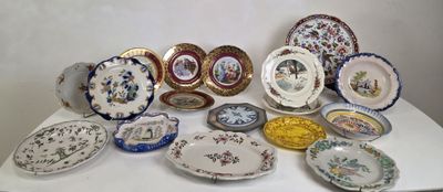 de nombreuses assiettes posées sur une table blanche
