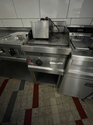 une image d'une cuisine commerciale avec des appareils en acier inoxydable