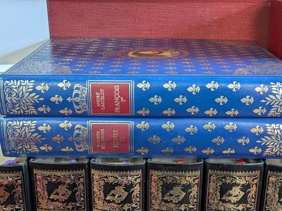quatre livres empilés les uns sur les autres sur une table