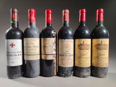 plusieurs bouteilles de vin sont alignées sur une table