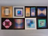 six carrés de couleurs différentes sont disposés en ligne sur un mur